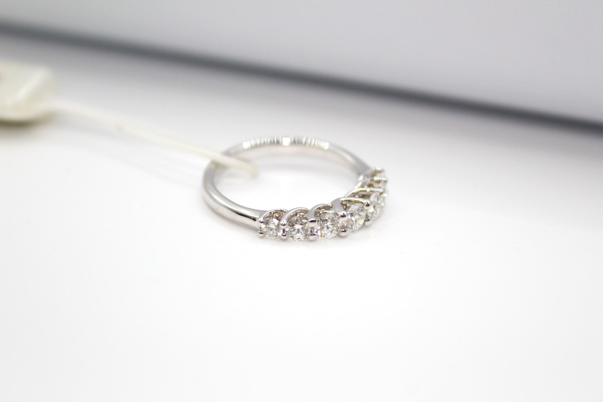 Immagine di Anello Veretta da Donna in Oro Bianco e Diamanti