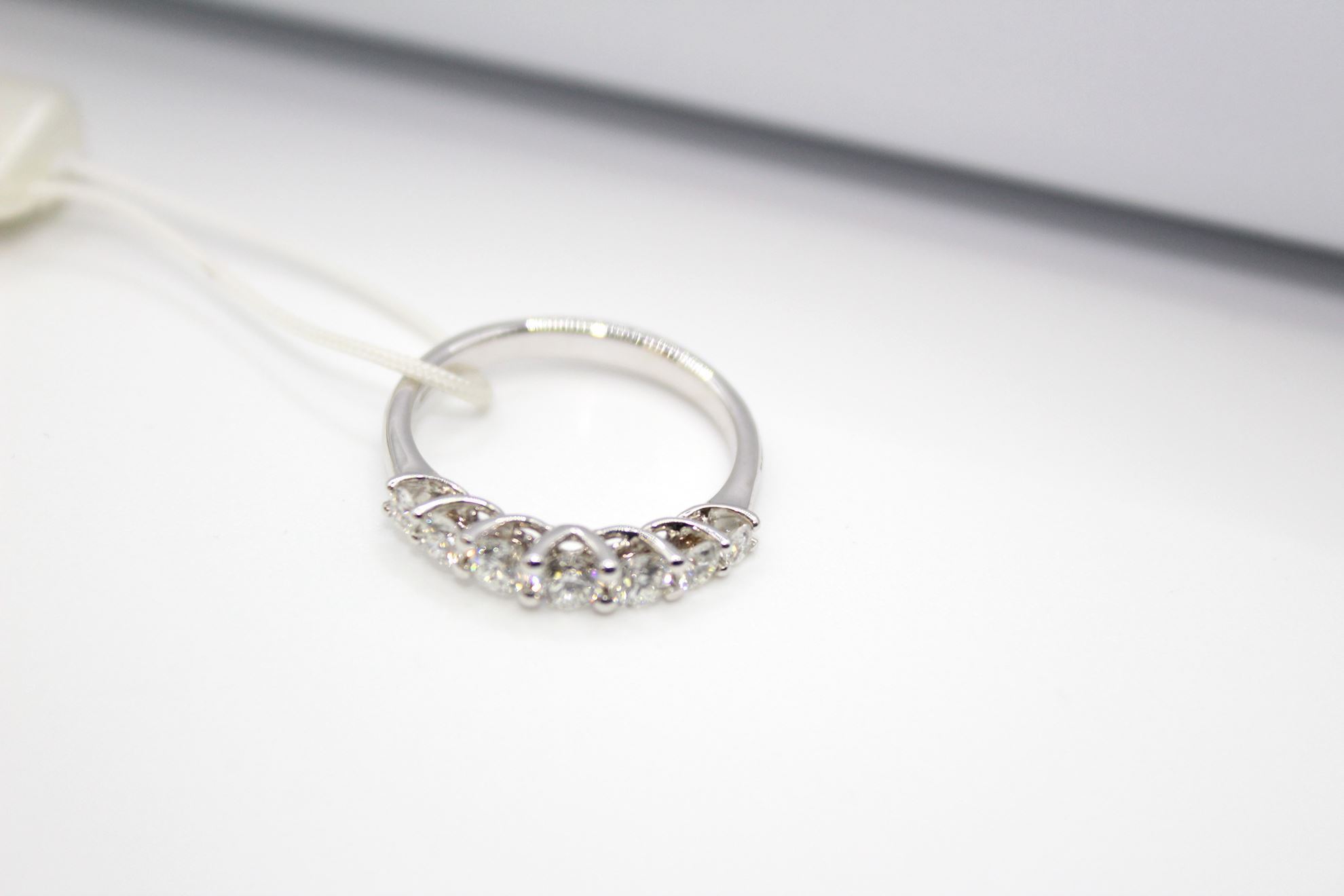 Immagine di Anello Veretta da Donna in Oro Bianco e Diamanti