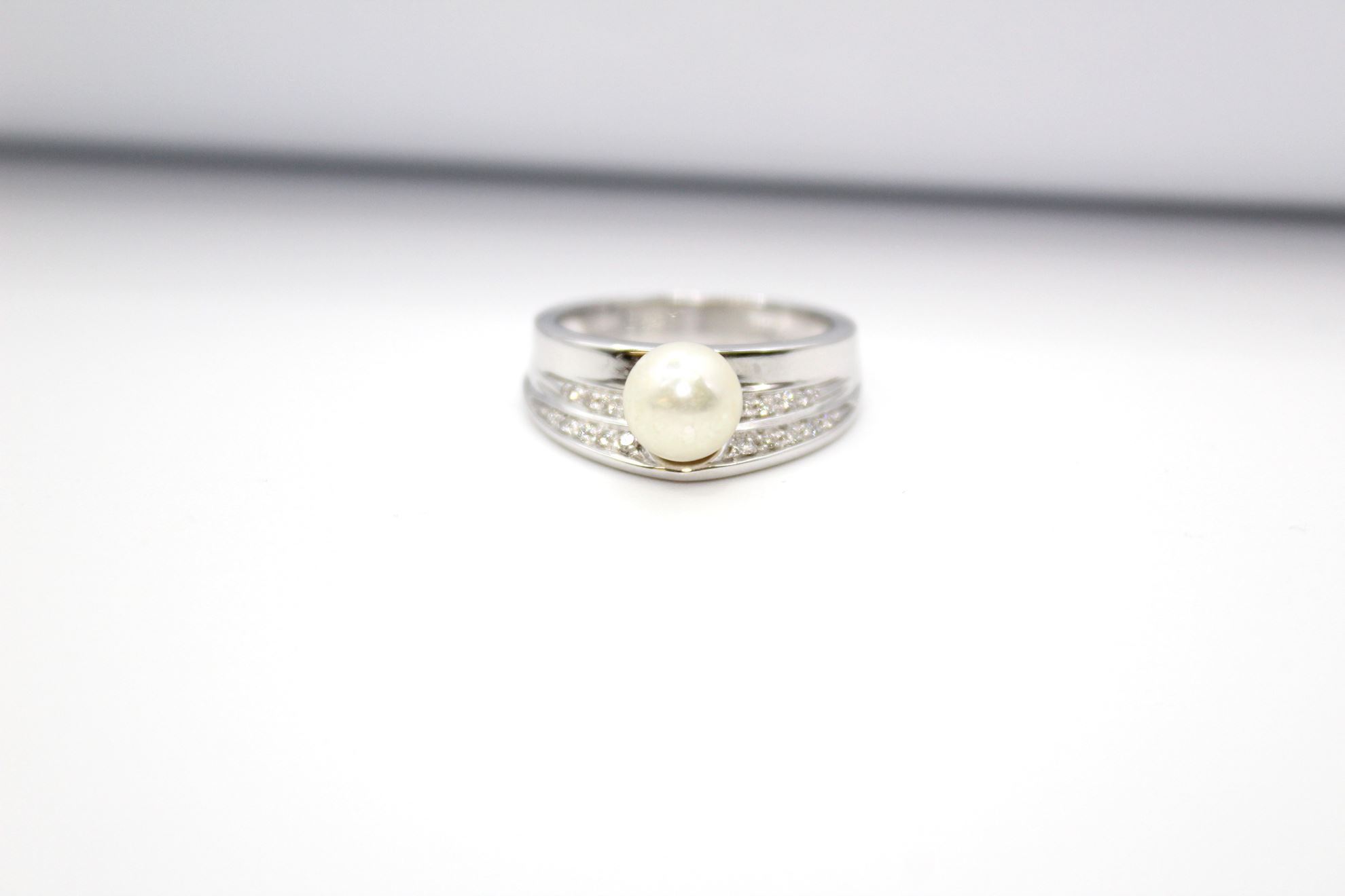 Immagine di Anello da Donna in Oro Bianco con Perla e Diamanti