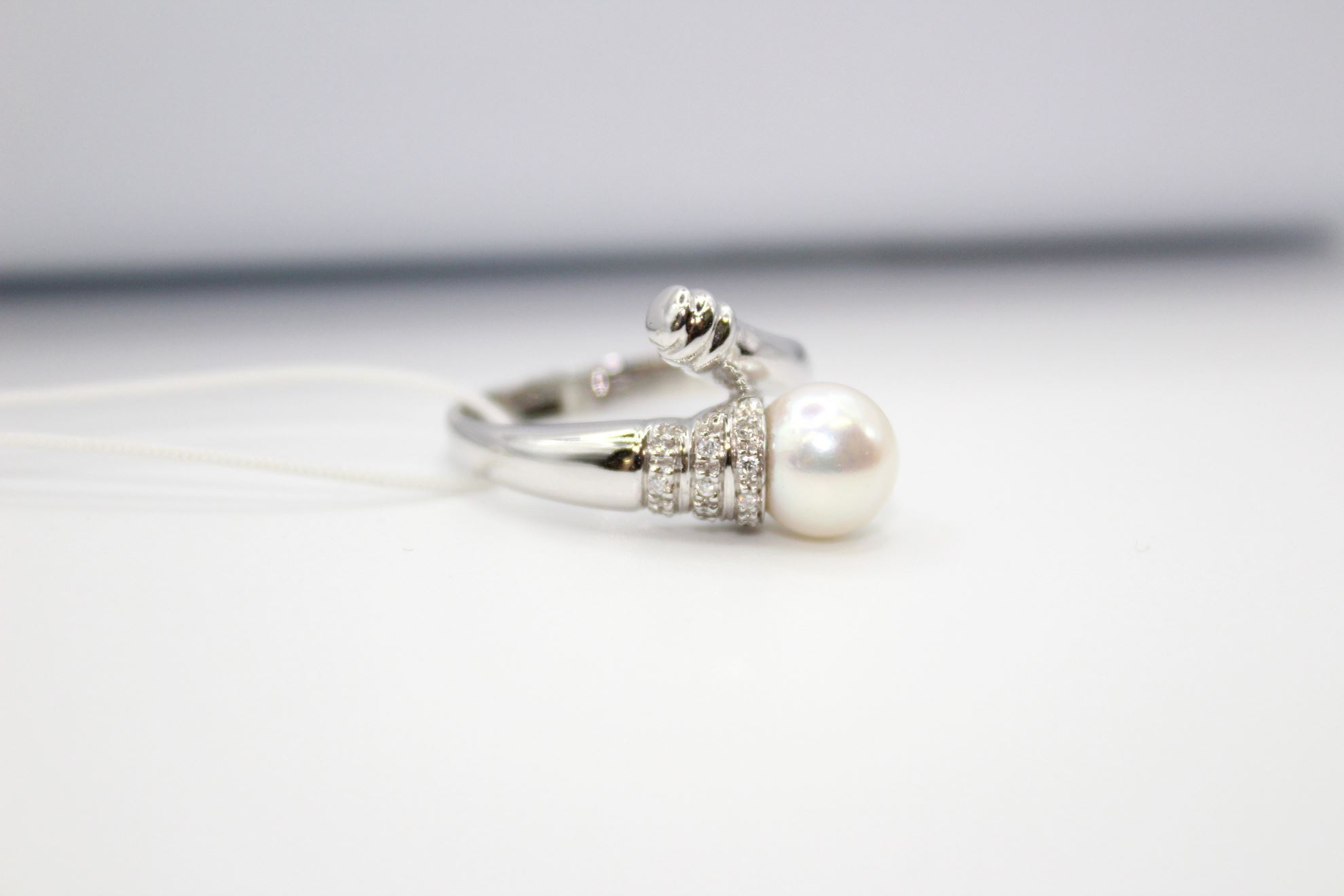 Immagine di Anello da Donna in Oro Bianco con Perla e Diamanti