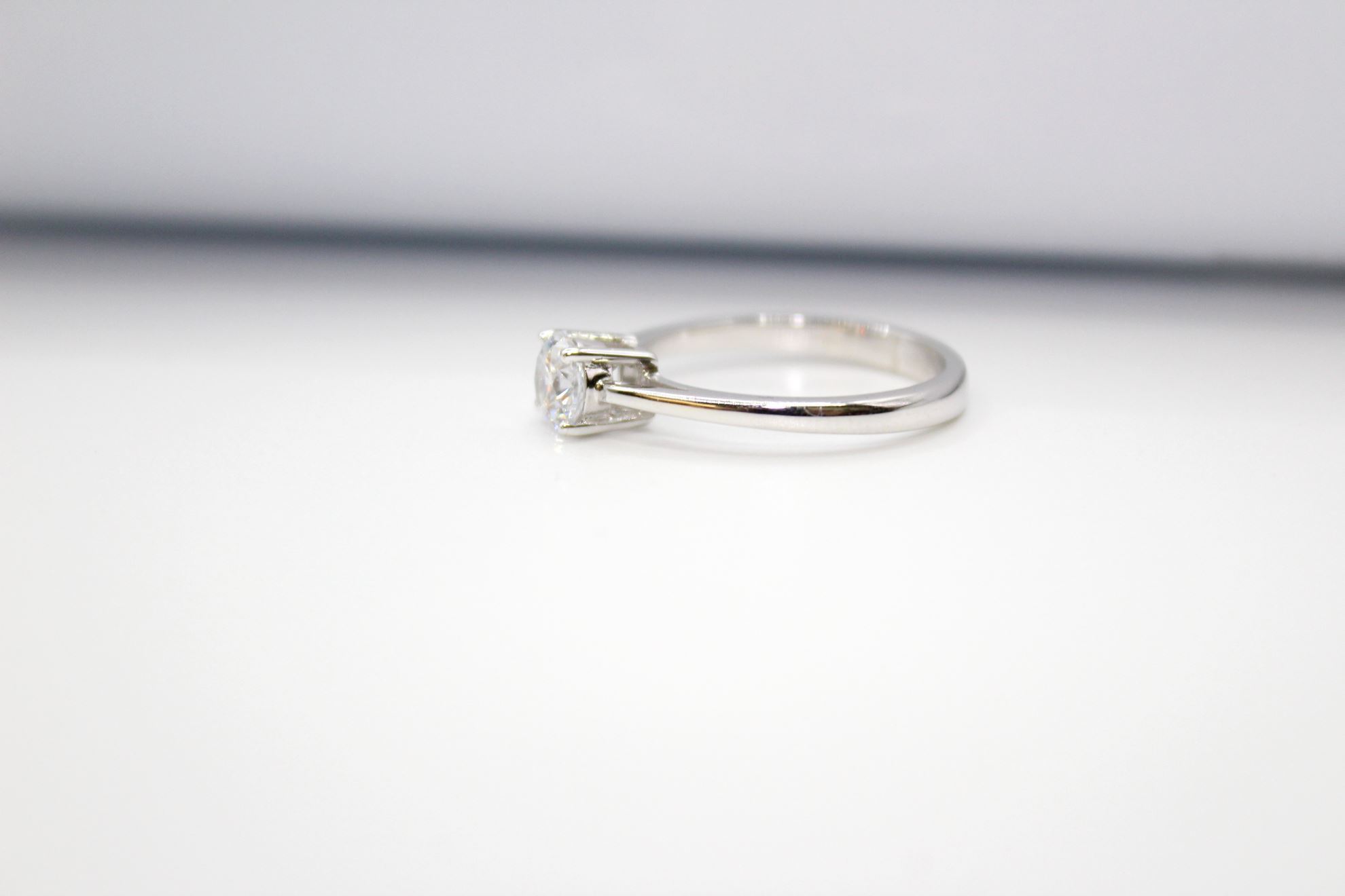 Immagine di Anello Solitario da Donna in Oro Bianco con Zircone