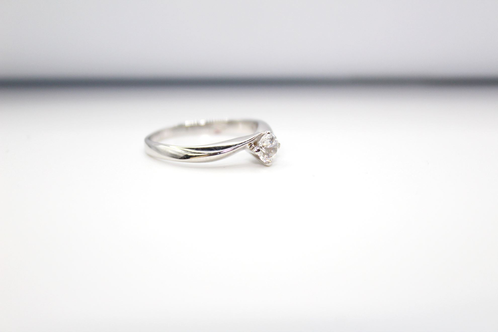 Immagine di Anello Solitario da Donna in Oro Bianco e Zircone