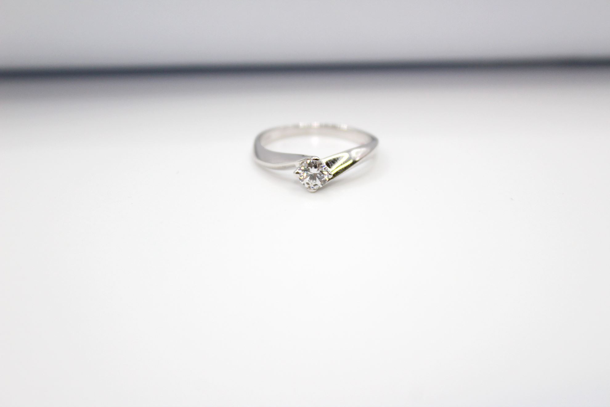 Immagine di Anello Solitario da Donna in Oro Bianco e Zircone