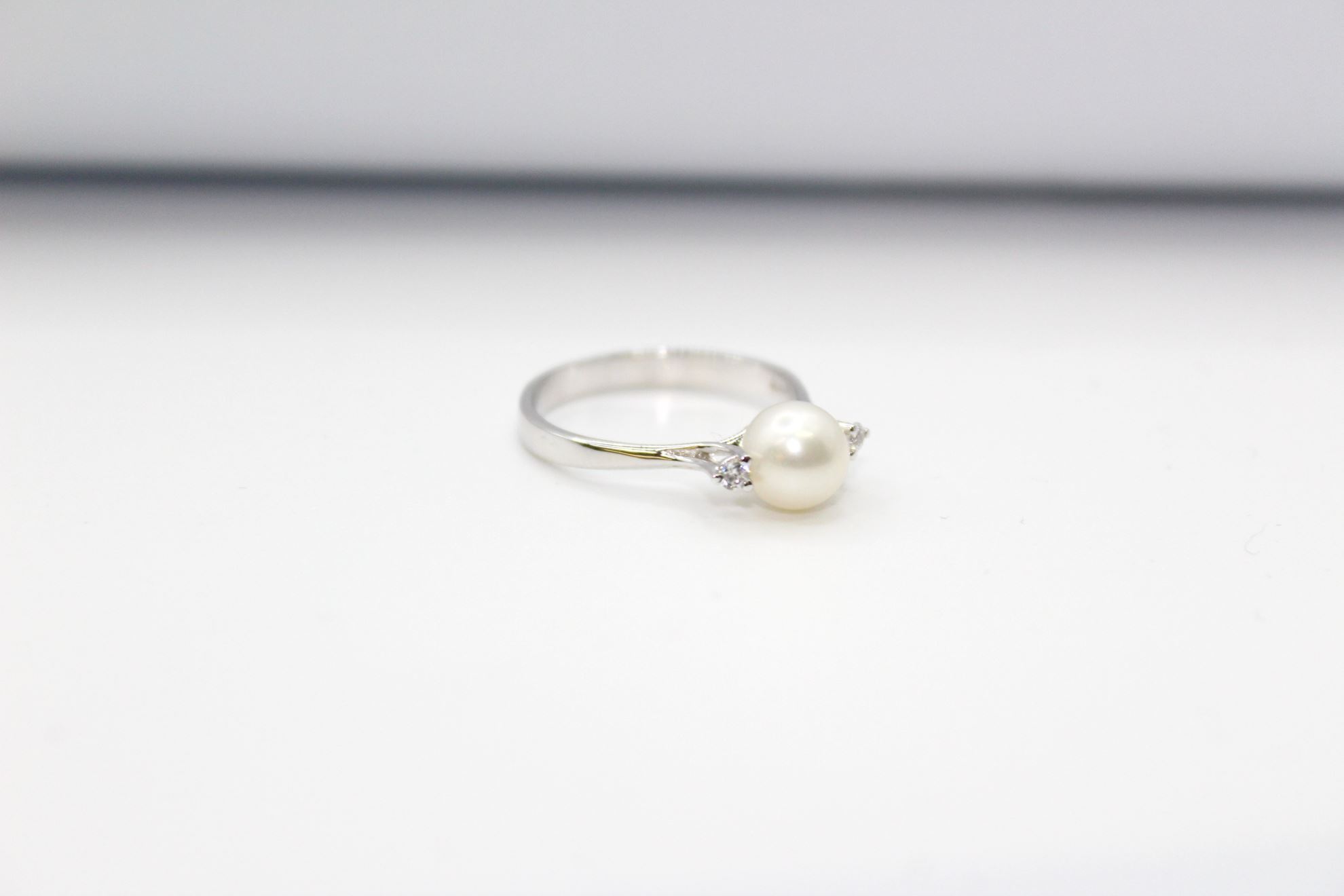 Immagine di Anello da Donna in Oro Bianco con Perla e Zirconi