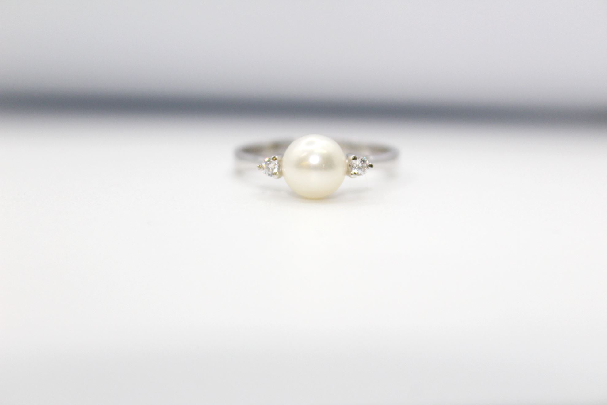 Immagine di Anello da Donna in Oro Bianco con Perla e Zirconi