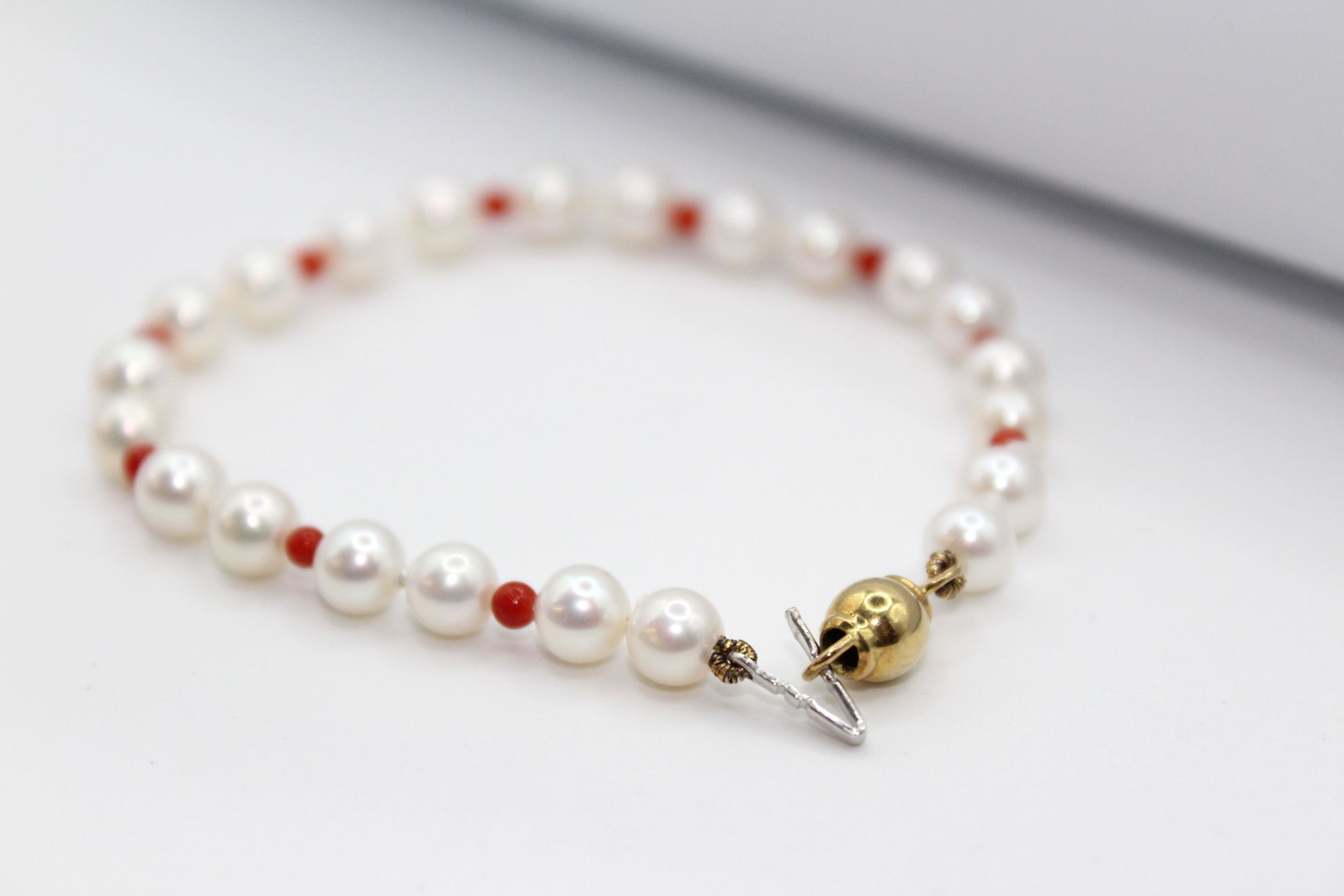 Immagine di Braccialetto di Perle e Coralli da Donna con Chiusura in Oro Giallo