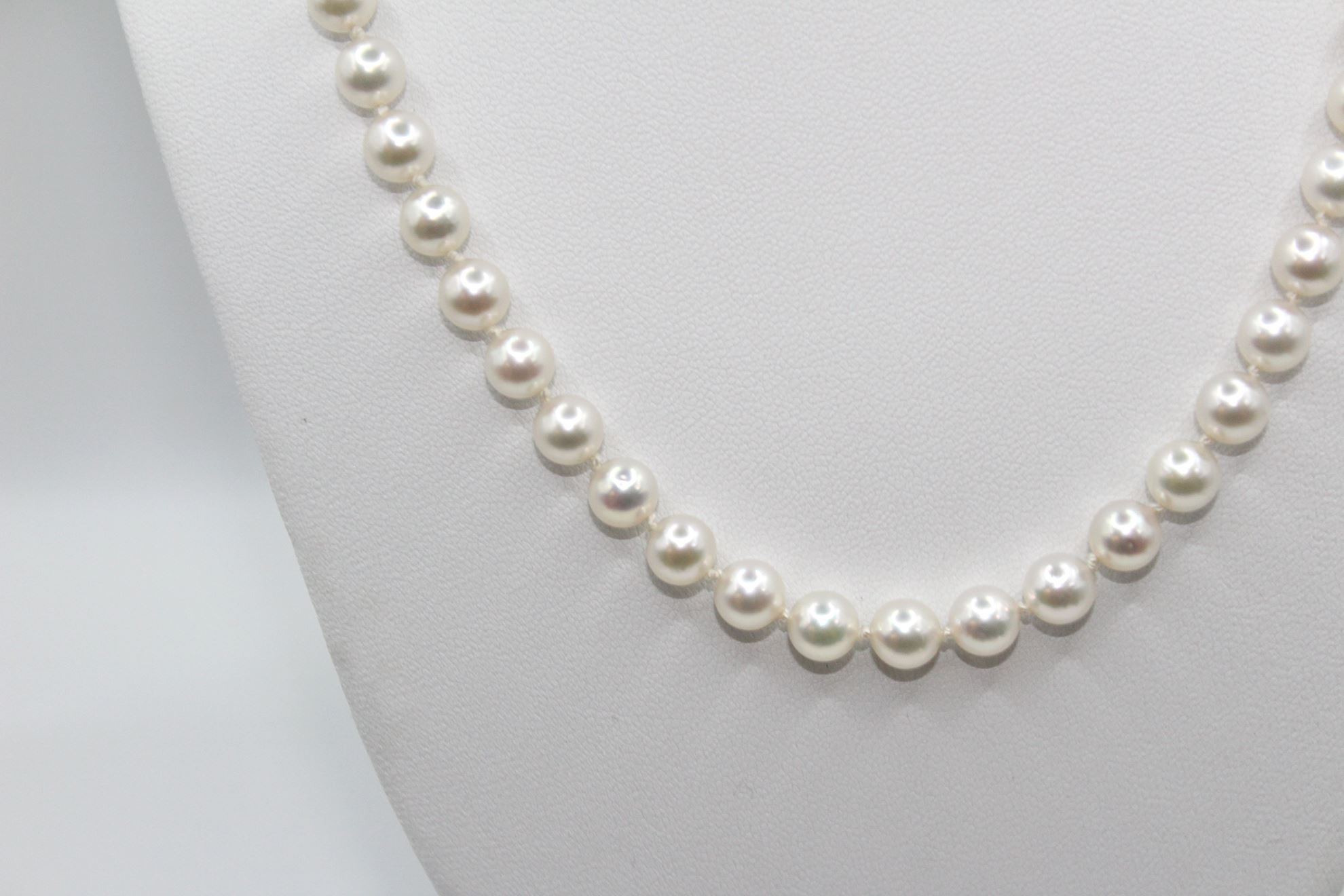 Immagine di Collana di Perle di Mare con Chiusura in Oro Bianco e Diamanti