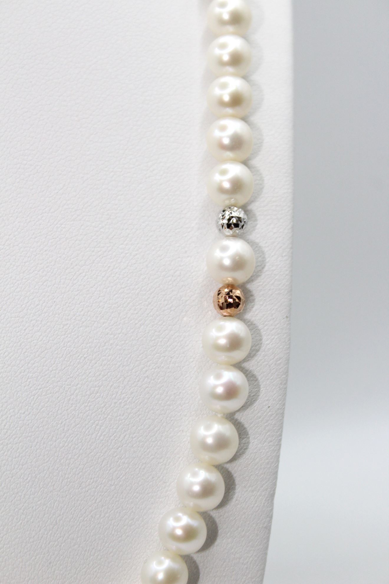 Immagine di Collana di Perle di Acqua dolce con Palline in Oro Bianco e Rosa