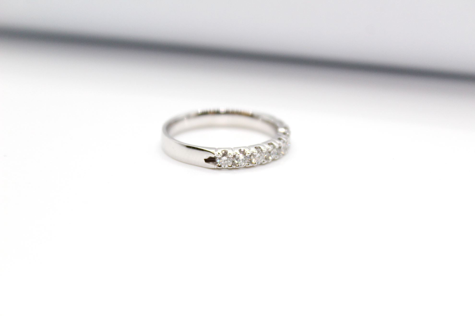 Immagine di Anello Veretta da Donna in Oro Bianco e Diamanti