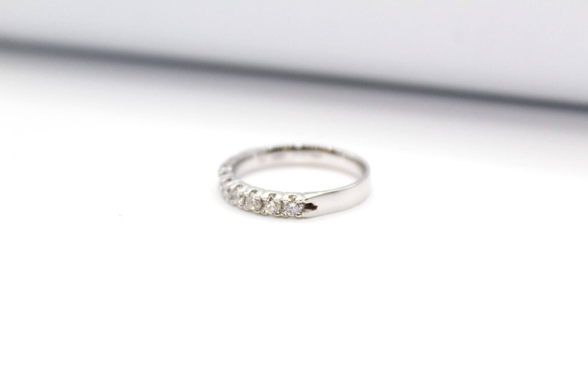 Immagine di Anello Veretta da Donna in Oro Bianco e Diamanti