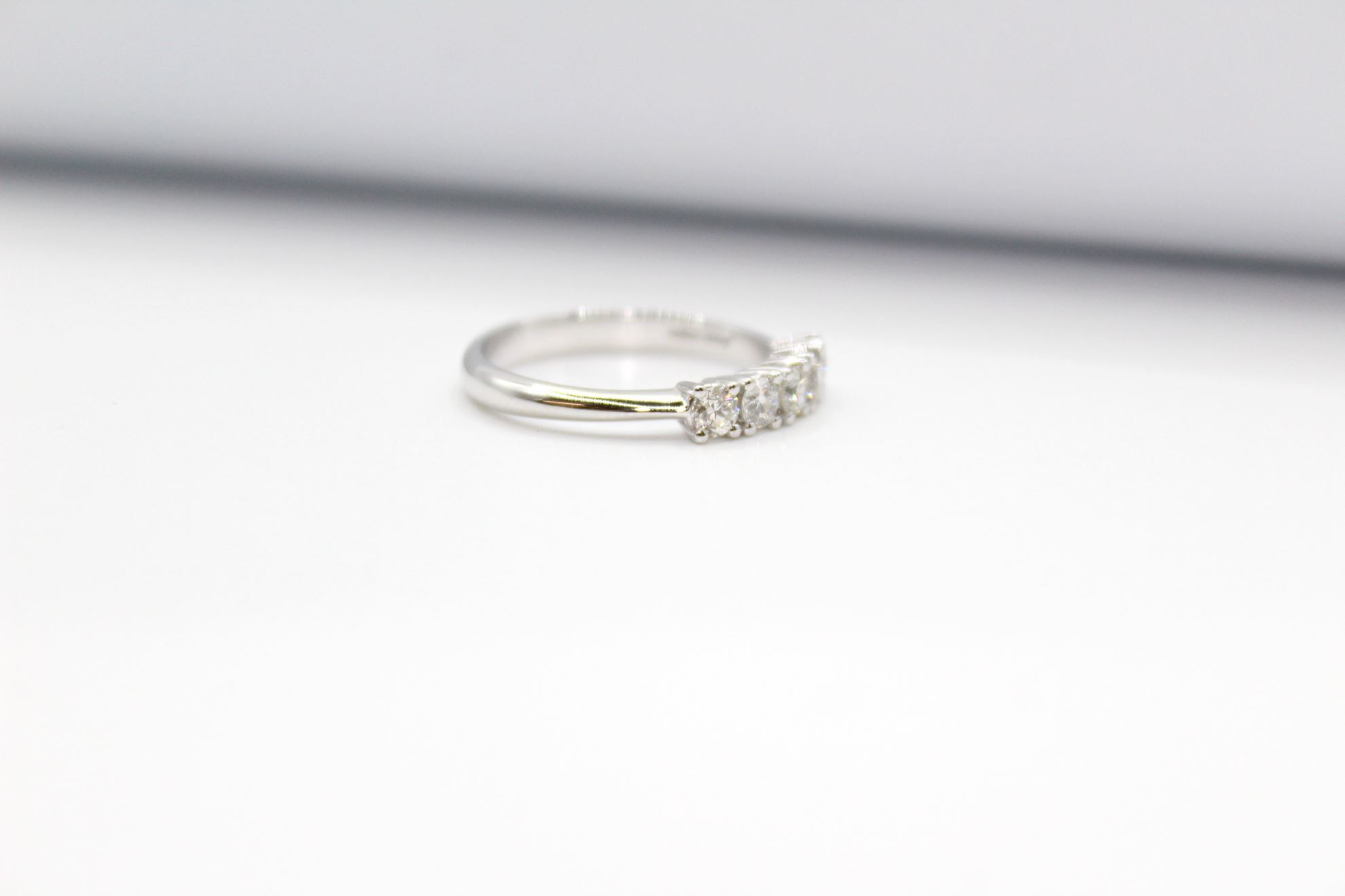 Immagine di Anello Veretta in Oro Bianco e Diamanti