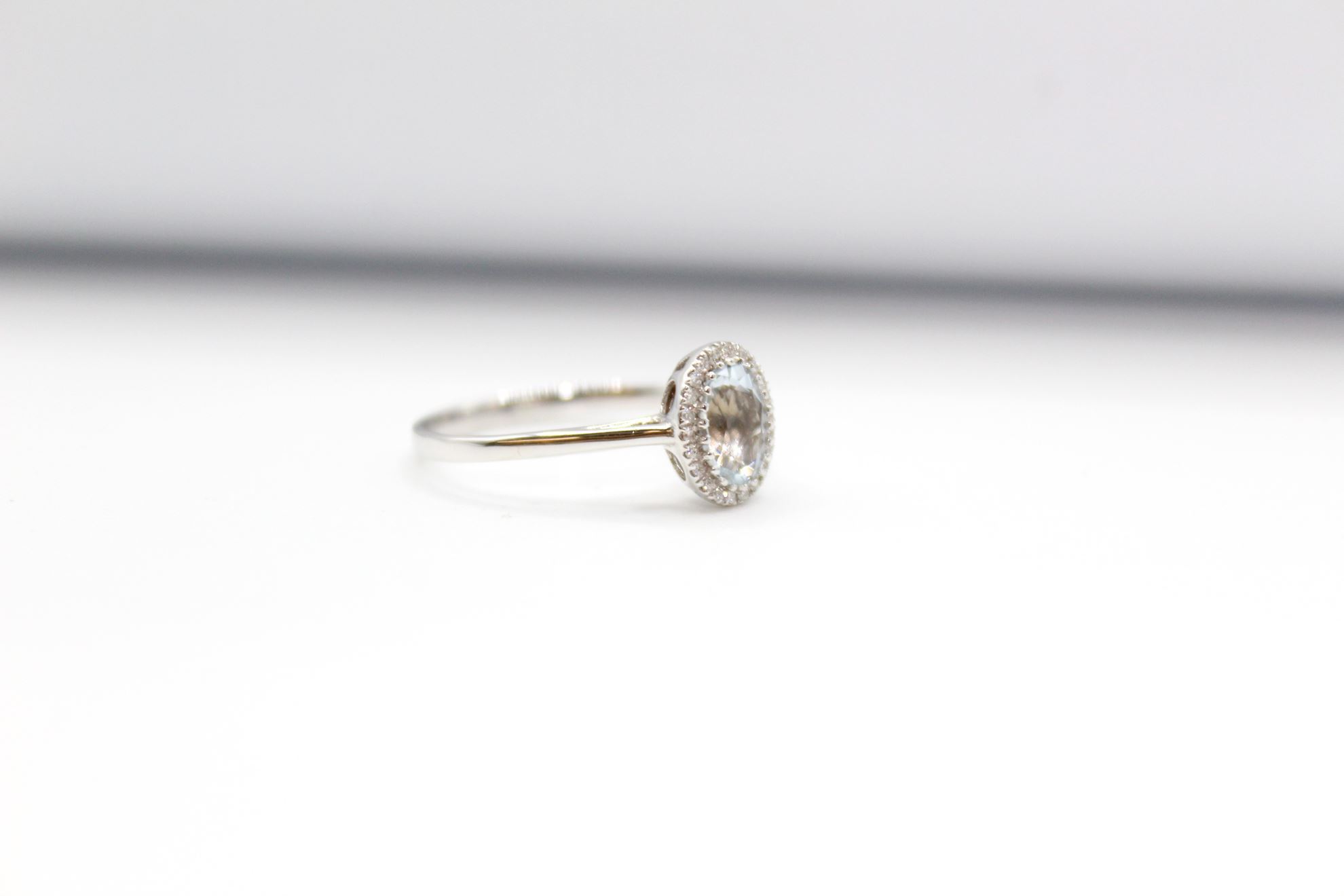 Immagine di Anello da Donna in Oro Bianco con Acqua Marina e Diamanti