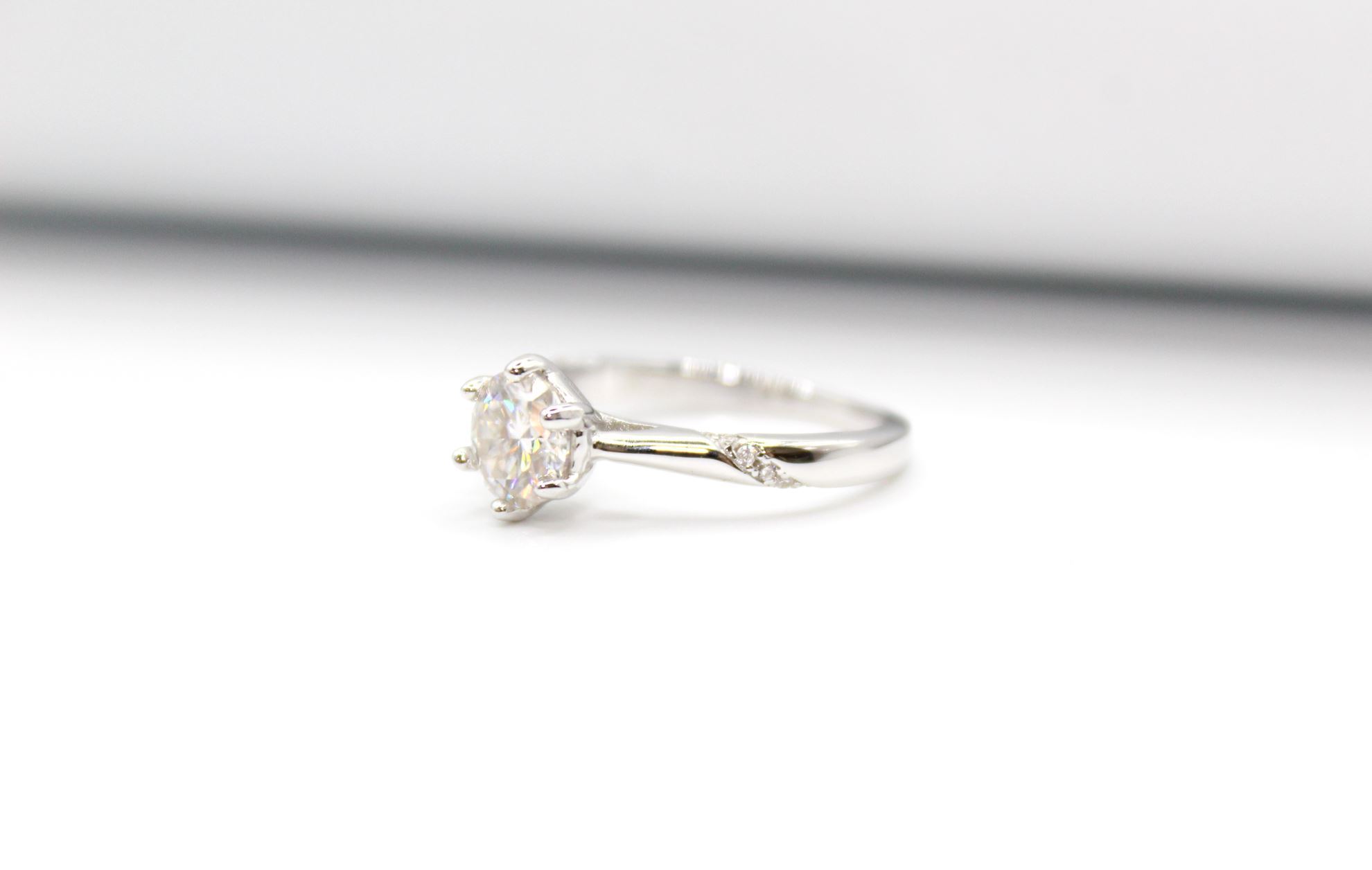 Immagine di Anello Solitario Grande in Argento con Moissanite